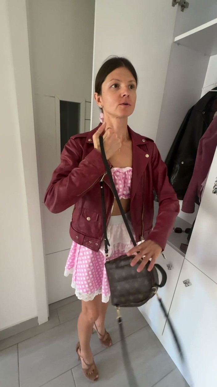 Gina Gerson: メイドは依頼人によって服を脱がせられた