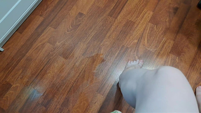 Lady Inari: Cavalco Su Una Sedia Su Un Pavimento Imbevuto Di Sapone