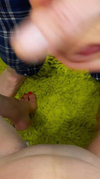 남편은 섹스 후 정액으로 뒤덮인 보지 정액 키스를 청소합니다.