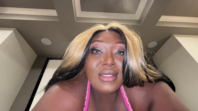 BUSSITDOWNXXX: Une BBW noire excitée se fait caler les fesses