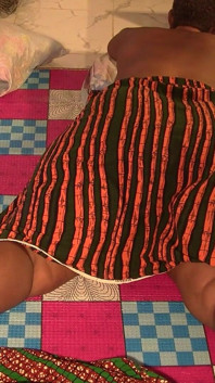 Coppia del villaggio africano maturo scopa mentre guarda il porno insieme