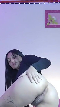 Linda Petite Teruja Semasa Dia Memasukkan Jari-jarinya Ke Pantatnya