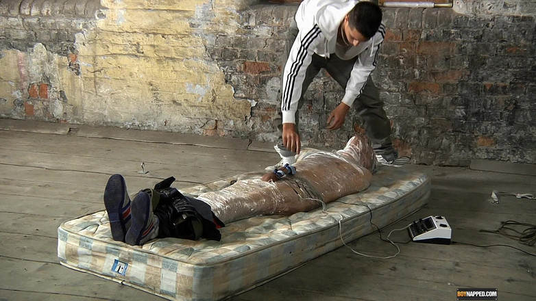 BoyNapped: Leo é mumificado por Kenzie