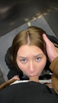 Preso em um elevador com uma beleza