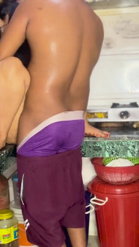 Desi patrigno trova la figliastra adulta da sola a casa e si impegna in azione hardcore.