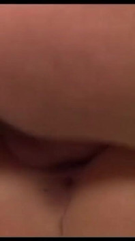 Sexy blonďatá kundička šuká sperma v ústech