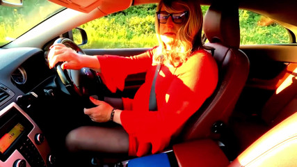 Kellycd2022: Amatérský crossdresser Kellycd2022 masturbuje na slunci