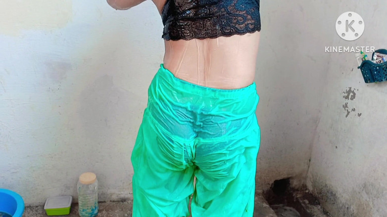 Ankurpriya000: Full indisk styvsyster badar framför sin styvbror