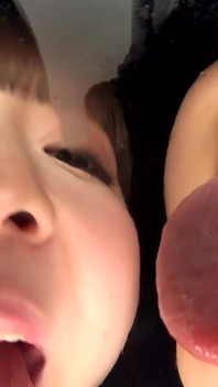 Himari Ogawa och Mio Shinozaki täcker dig i saliv med sina fylliga tungor