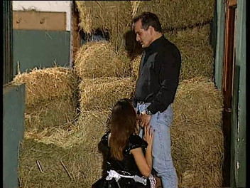 Italian Vintage Porn: 熱いメイドが情熱的なオーラル狂乱でチンコをしゃぶる