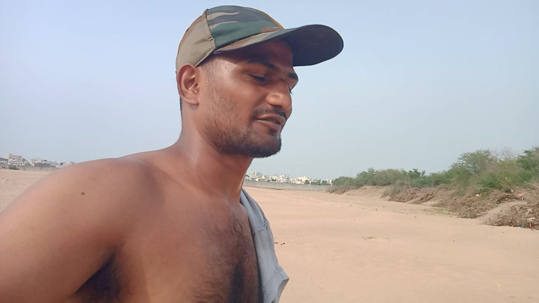 KUMBHA MANOJ KUMAR: Vol zweet op het gezicht van de jongen, vol zweet...