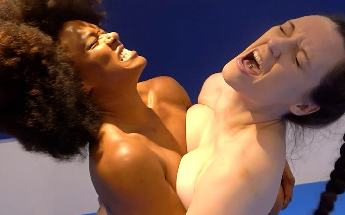 Mr. Rain's sexy wrestling: Ivy Rain vs Ivy Satijn tietengevecht