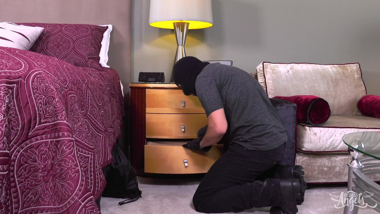 Trans Angels: 跨angels - 被指控盗窃内裤 - eli hunter，jesse flores