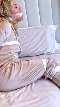 Renee on: Step Mom Tied, Toes Spread, Mouth Shut (4k)