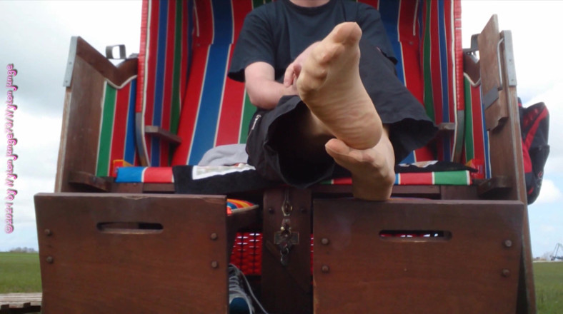 Carmen_Nylonjunge: Instantaneu cu picioarele mele în ciorapi de nailon pe plajă 2 - Vacation...