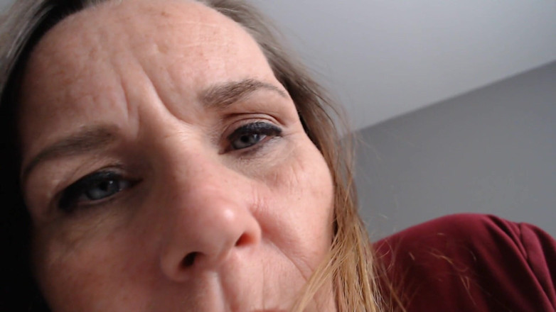 KimitheMilfMommy: Madrastra en cama
