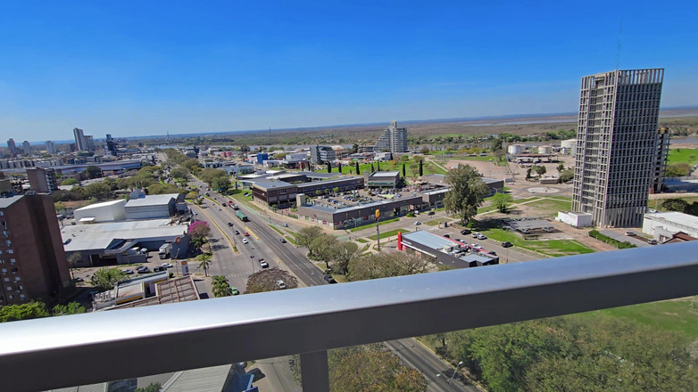 Young big apple: 남편과 나는 임대 아파트에서 거리가 내려다보이는 발코니에서 오럴 섹스를 하고 침실에서 섹스를 하는 등 즐거운 시간을 보냈습니다.