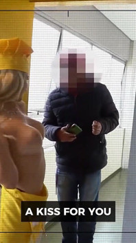 Sexy lesbičky v zástěrách a kalhotkách vaří jen pro tebe!