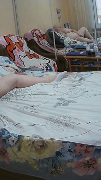 Мачуха з великими цицьками засвітила свої дірки і мастурбує іграшкою
