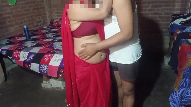 Manjushukla: Laal sari me bhabhi ji terlihat sangat hot dan seksi.