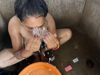 Ritu: Yenge banyoda banyo yapıyor