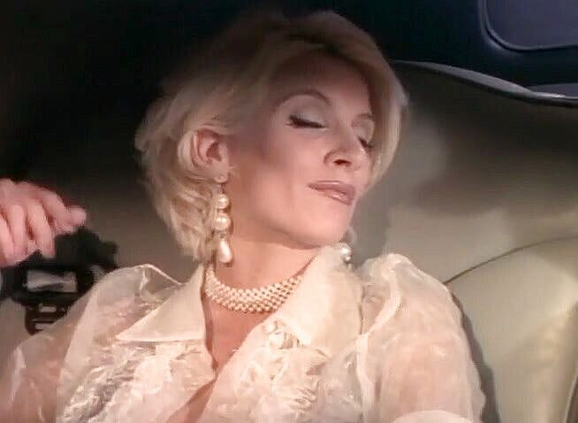 Alfacontent: Elegantní blonďatá holka má ošukaný zadek v limuzíně