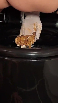 Mlle Anja Black, Humiliation Br Utale, Esclave Nourrie Par Un Garçon De Toilette