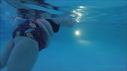 BBW Pleasures: SSBBW Body swimming (underwater view)