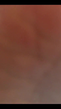 Slag till mina fötter Jag vill att du ska luta dig tillbaka och stryka din kuk till mina fötter, lyssna på min röst och göra allt jag säger när jag retar