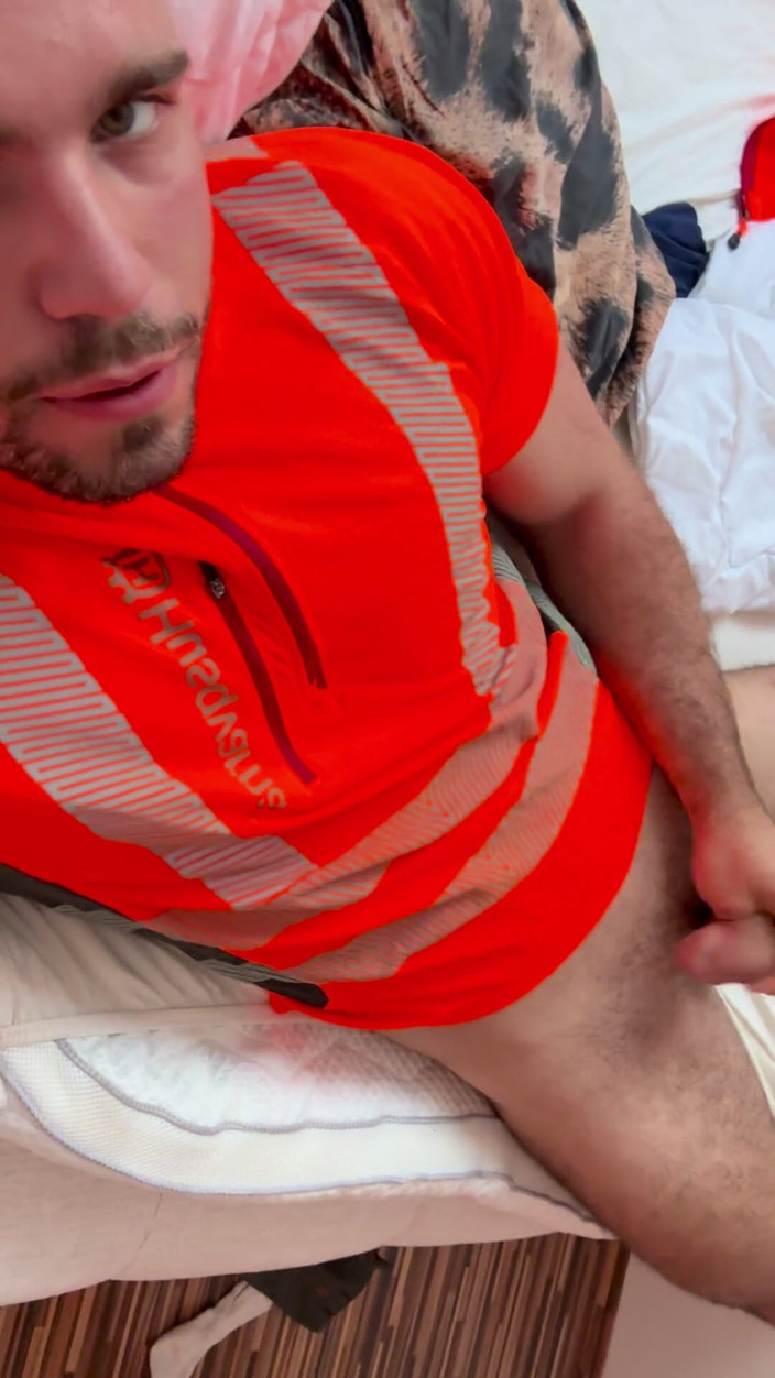 Tyler Blake: Tyler Blake Trekt Zich Af in Hivis Houthakkers Werkkleding - Spierbuiging...