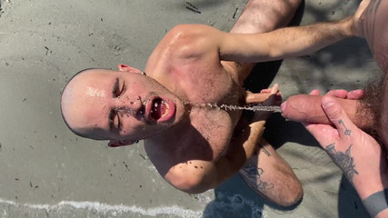 davidedpxxx: Deliğimi genişletiyorum ve açık havada sidik içiyorum