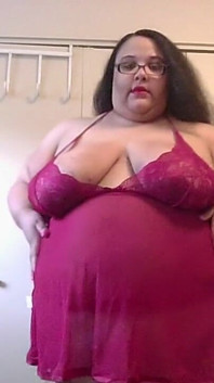 Mostrando mi nueva lencería roja y tanga!