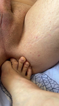 Isteri melancap dengan kakinya dan kemudian memasukkan jari kakinya ke dalam dubur