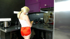 Nimfomanhub: Gospodină suculentă a blocat un vibrator în frigider și s-a futut cu...