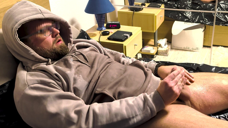 Alex Butt: Алекс писає на його бороду та одяг