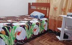 当我们独自在房子里的时候，我和我的继妹有一个幻想，我躲在她的房间里，看看她是如何自慰的