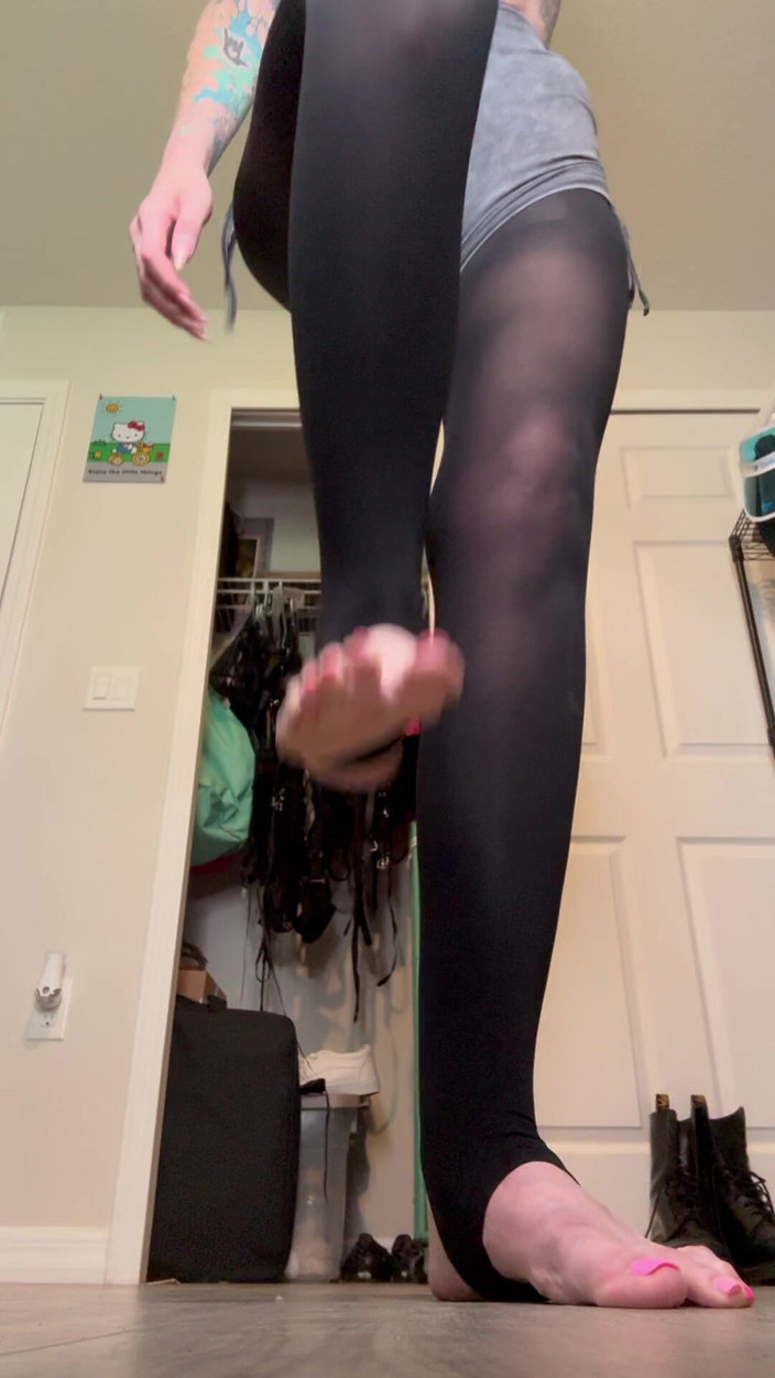 Peppermint Giantess: Stampfen hart barfuß in stirrups Größe 16 Fuß