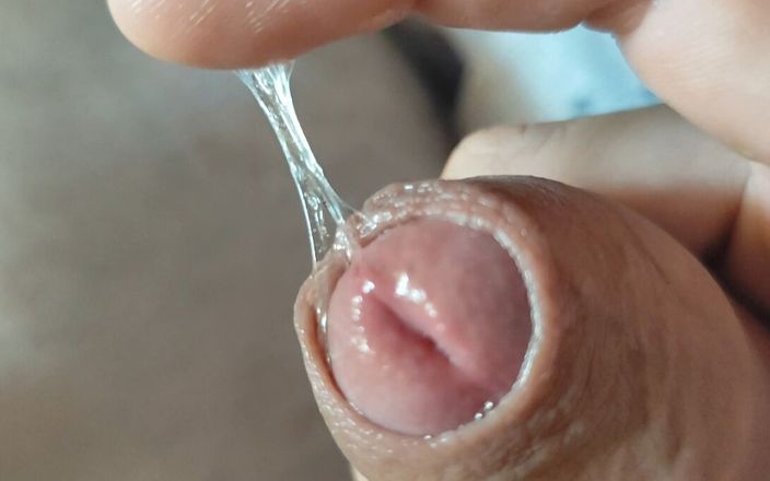 Straight Daddy Club: Un garçon explore le super sperme pré-éjaculation de la grosse...