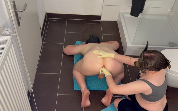 Sophie-Dom-98: Fisten Im Badezimmer