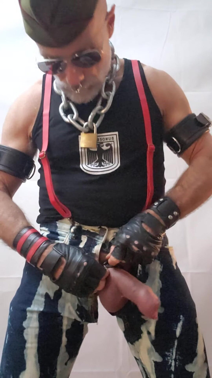 Muscles Cigar FFPig: 管道爸爸在怪物管中泵球和鸡巴