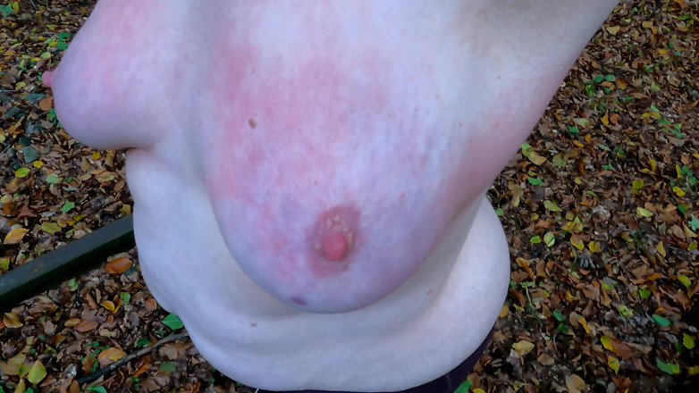 Bouncy Tits Action: Б'ючи її цицьки на залізниці