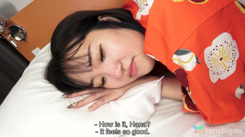 Tenshigao: Hana kawamura今天正在玩3P，和两个男人口交和性交