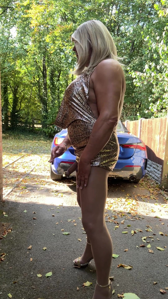 Kellycd2022: Sexy transvestiert kellycd2022 in gold Leoparden Muster kleid gebräunte strumpfhosen...