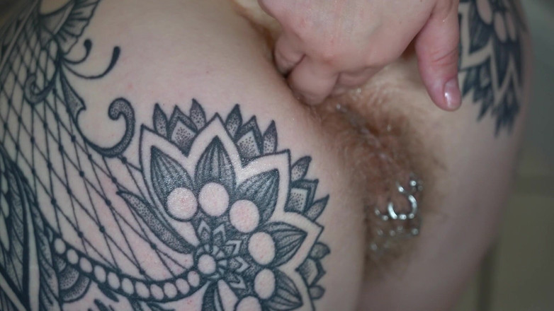 rosarosebud: Enema, alongamento anal e palmada de lésbicas