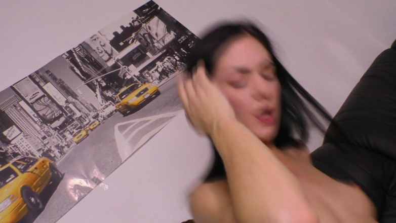 FUCK PARTY XXX: Німецька домогосподарка піклується про будинок і член мускулистого хлопця