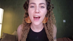 Stacy Moon: マンコに何本の皮ひもが入る?