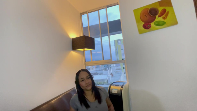 GIULIANA_BIG: Üvey kız kardeşimin porno yaptığını keşfediyorum ve sessizliğim karşılığında çok iyi...