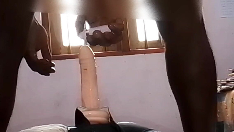 Jaanu294: Poté, co nosí gumovou Sissy v kalhotkách, si dává olej...