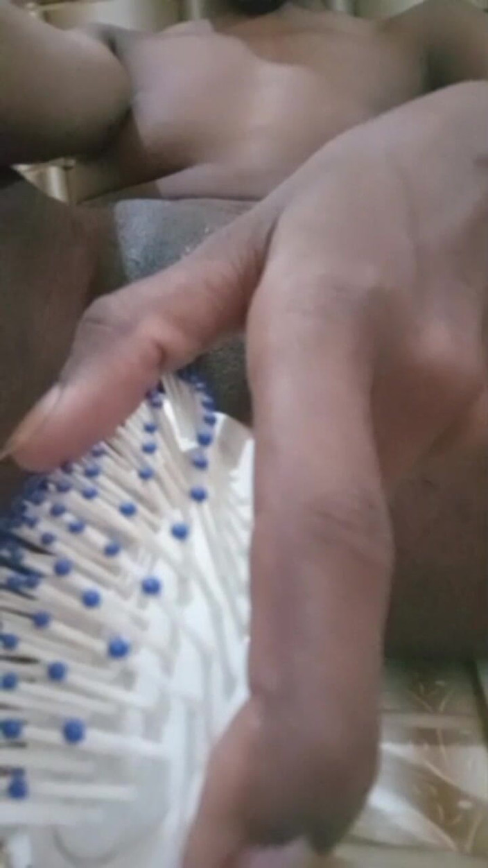 Emanwife: 18 -årig flicka som fingrar