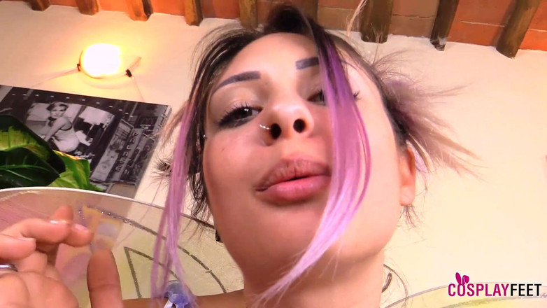 Feet & Cosplay: Super-heißes violet im sexy feen-kostüm gibt dir einen fuß necken